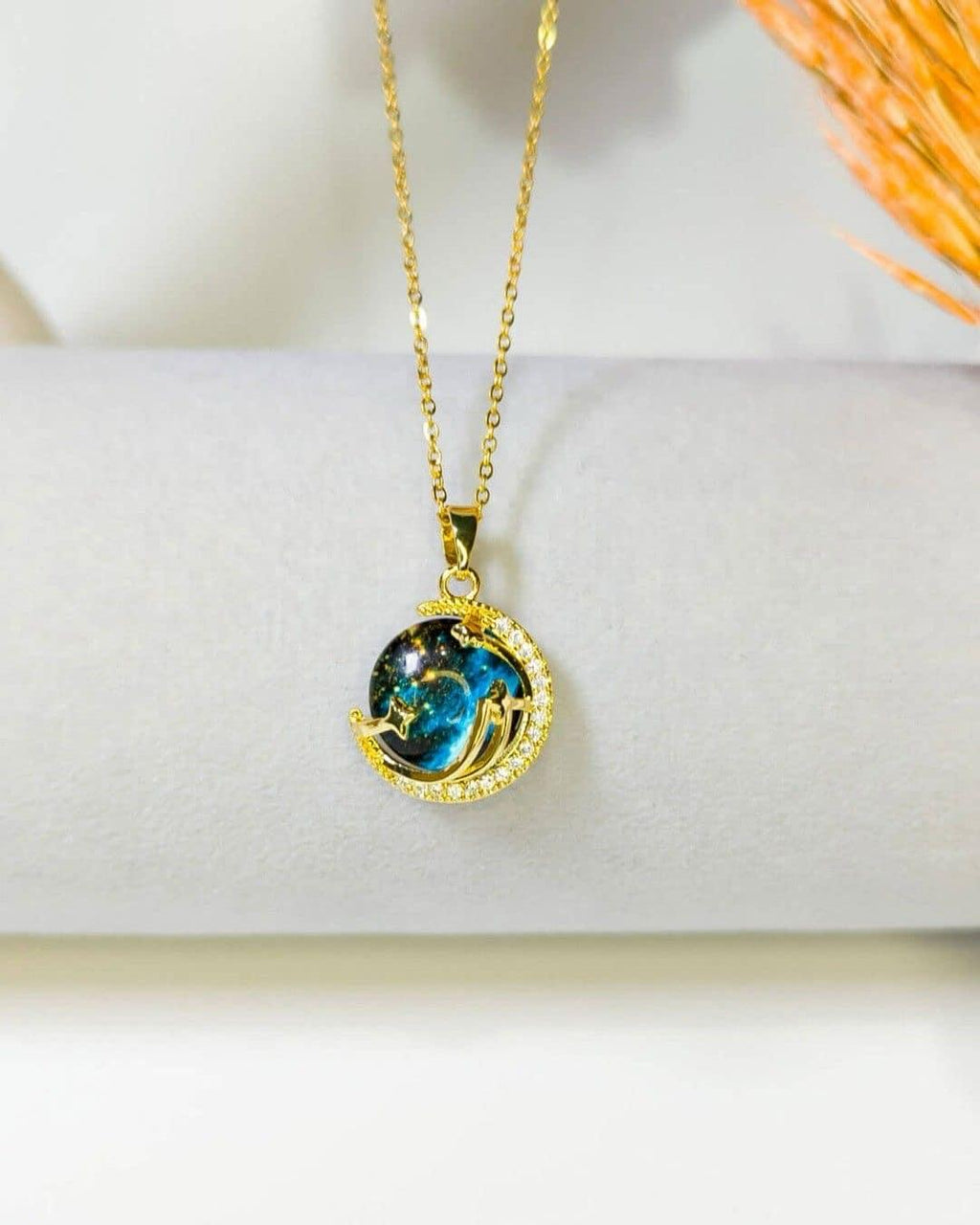 Collier moon