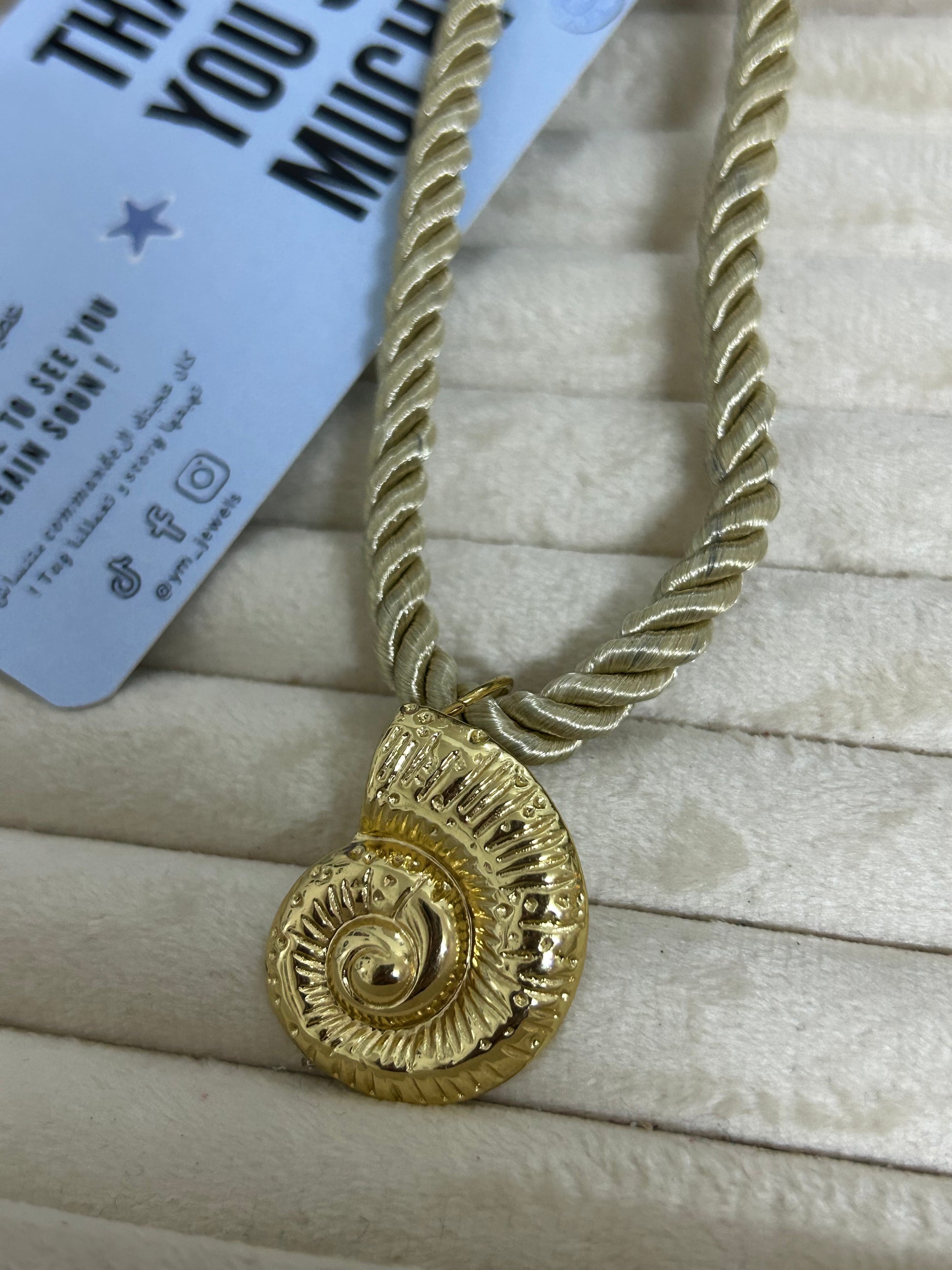 collier SHELL