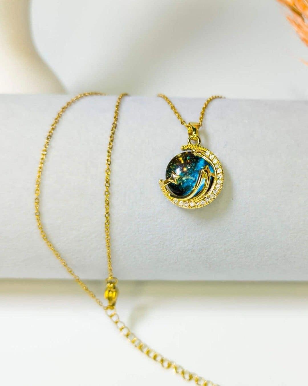 Collier moon