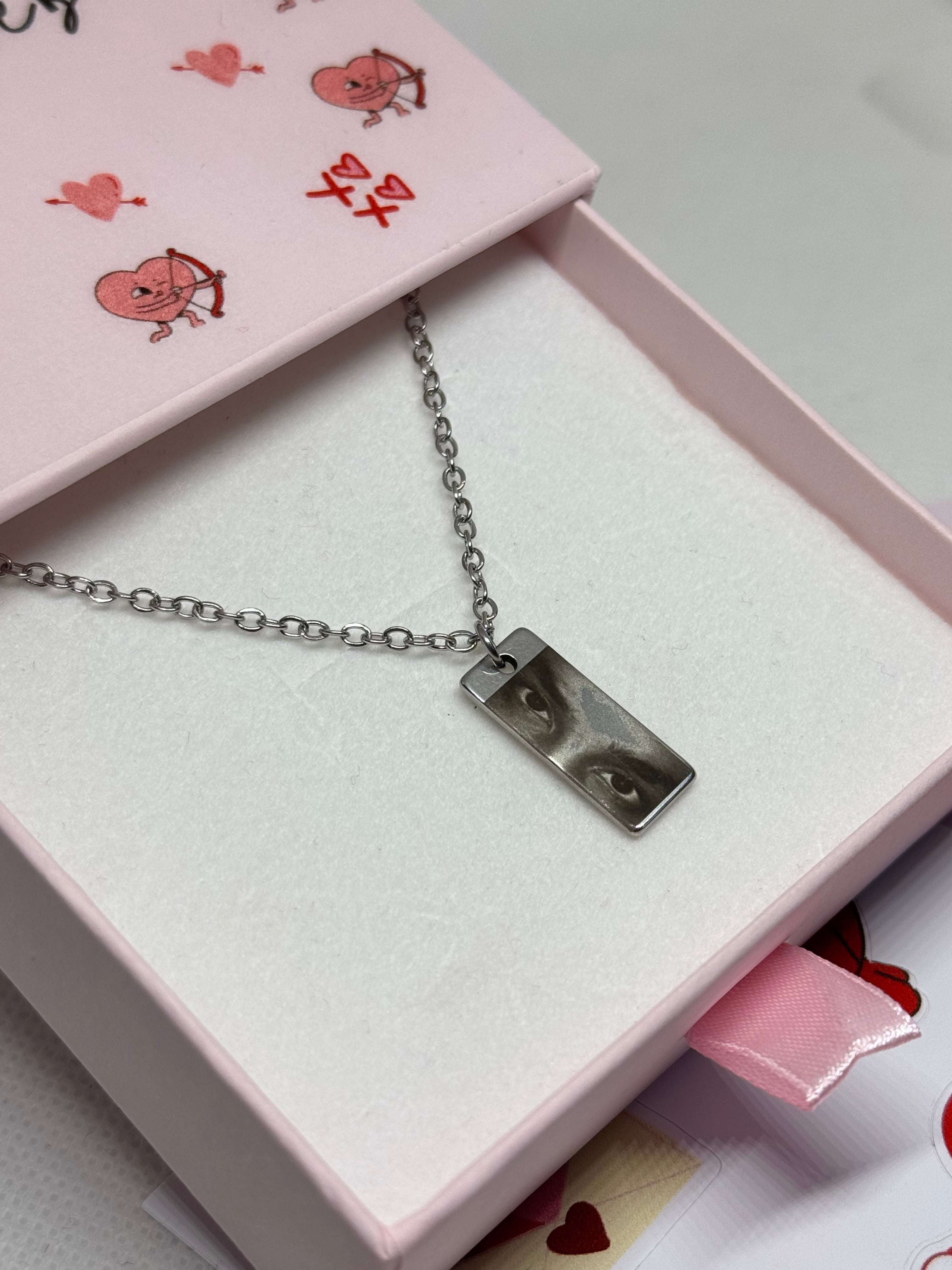 Collier Regard Gravé
