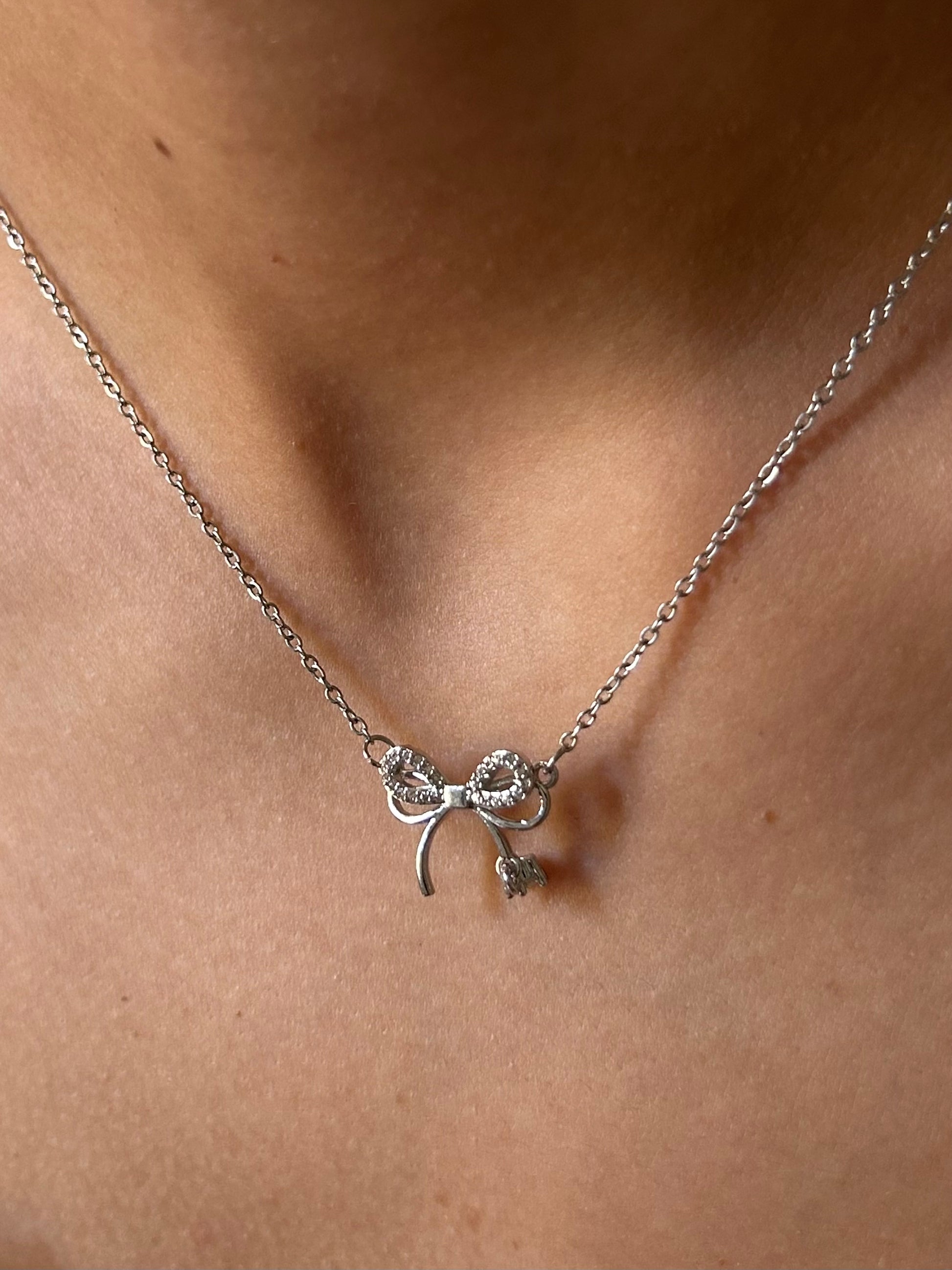Collier Nœud Élégant