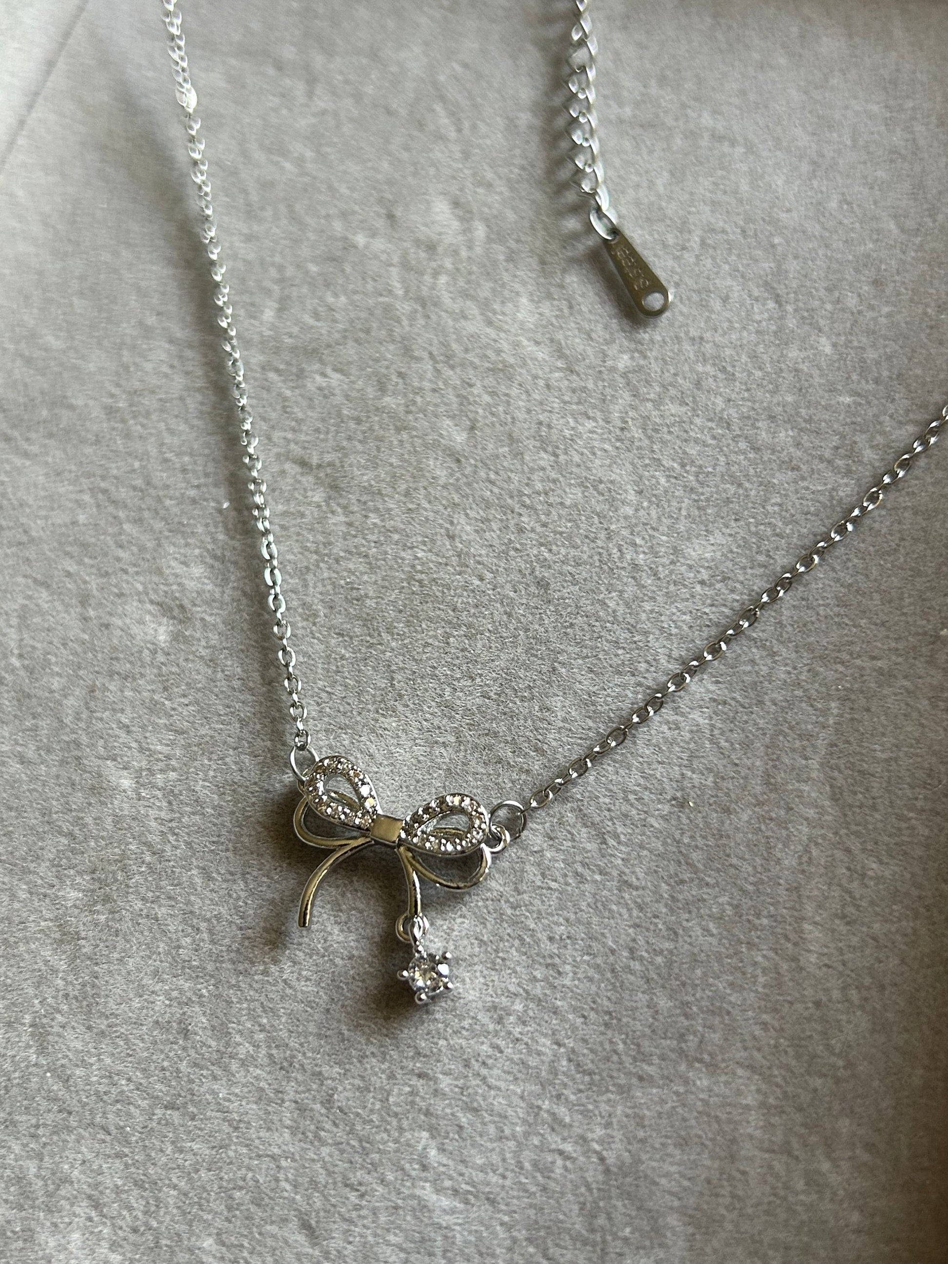 Collier Nœud Élégant