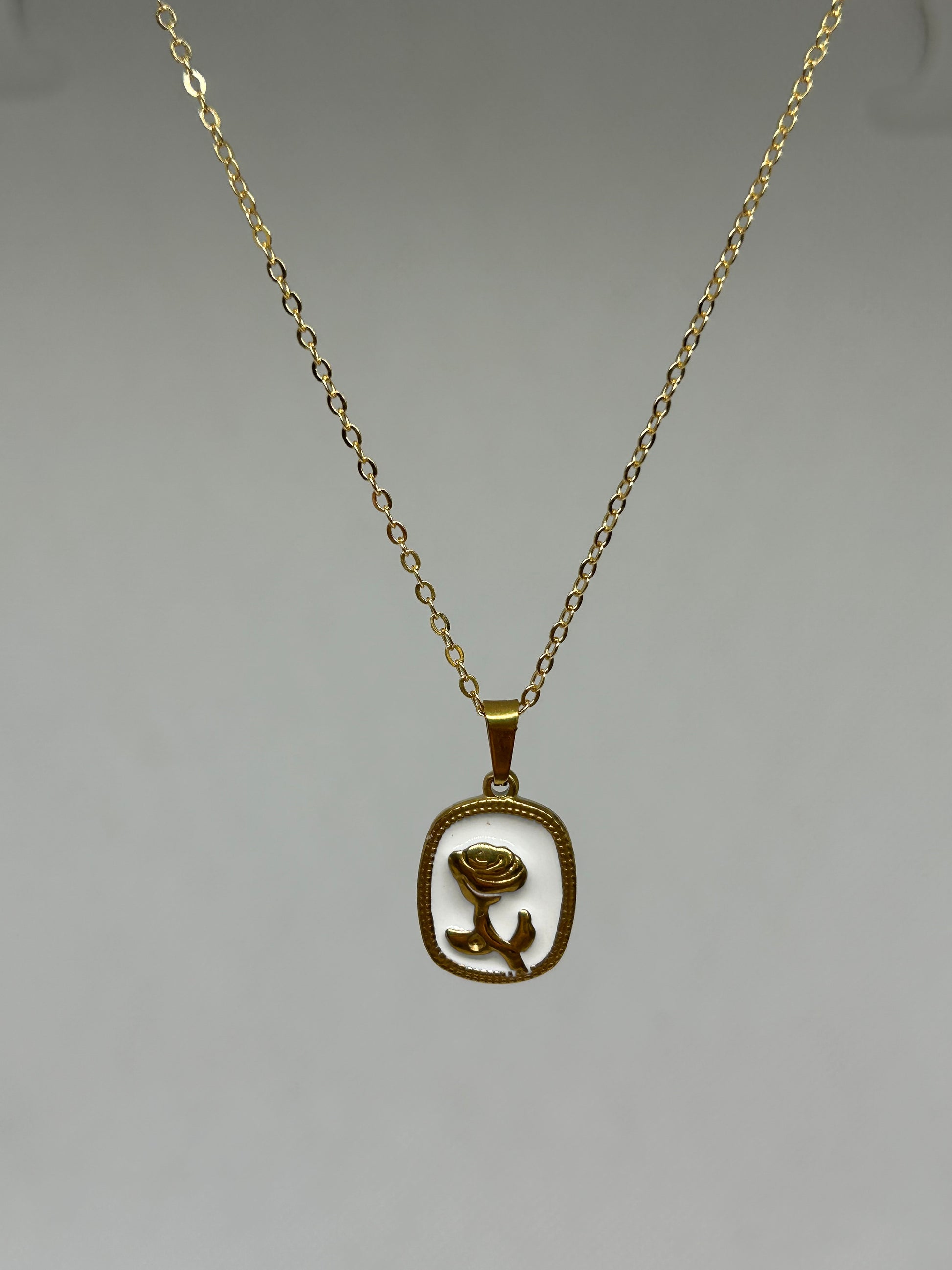 Collier Médaillon Rose Éternelle